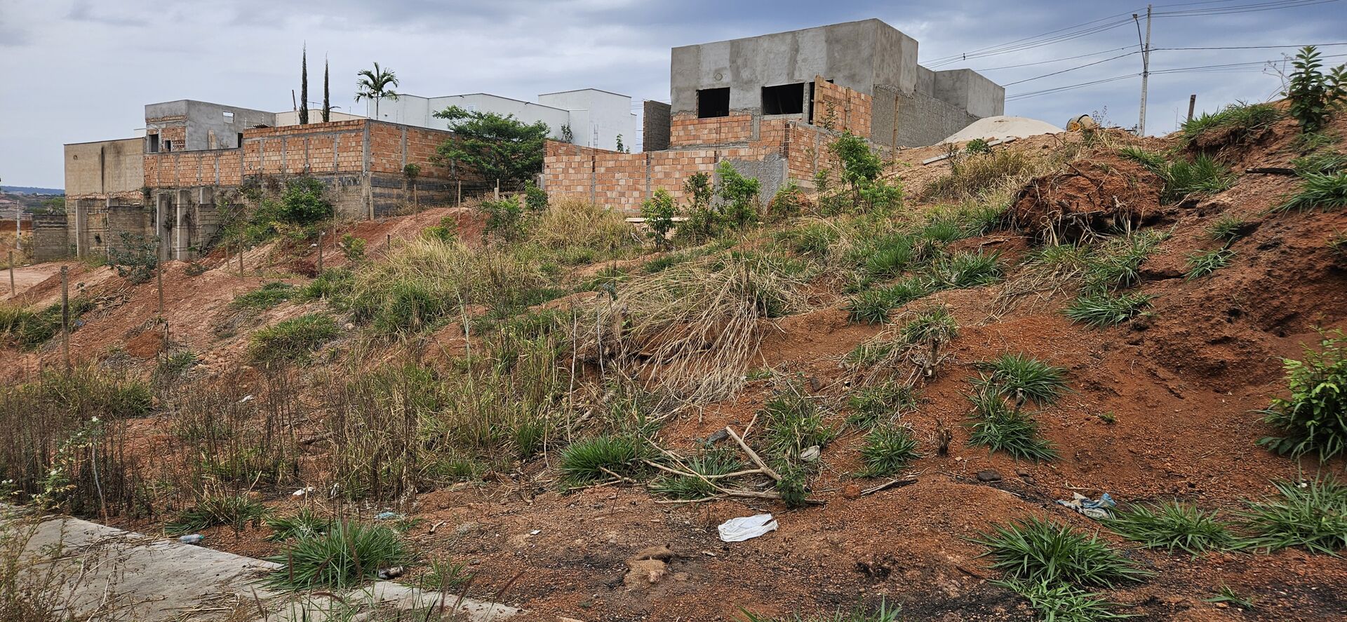 Terreno à Venda no Bairro Laranjeiras em Patos de Minas com 203,20 m² e Infraestrutura Completa