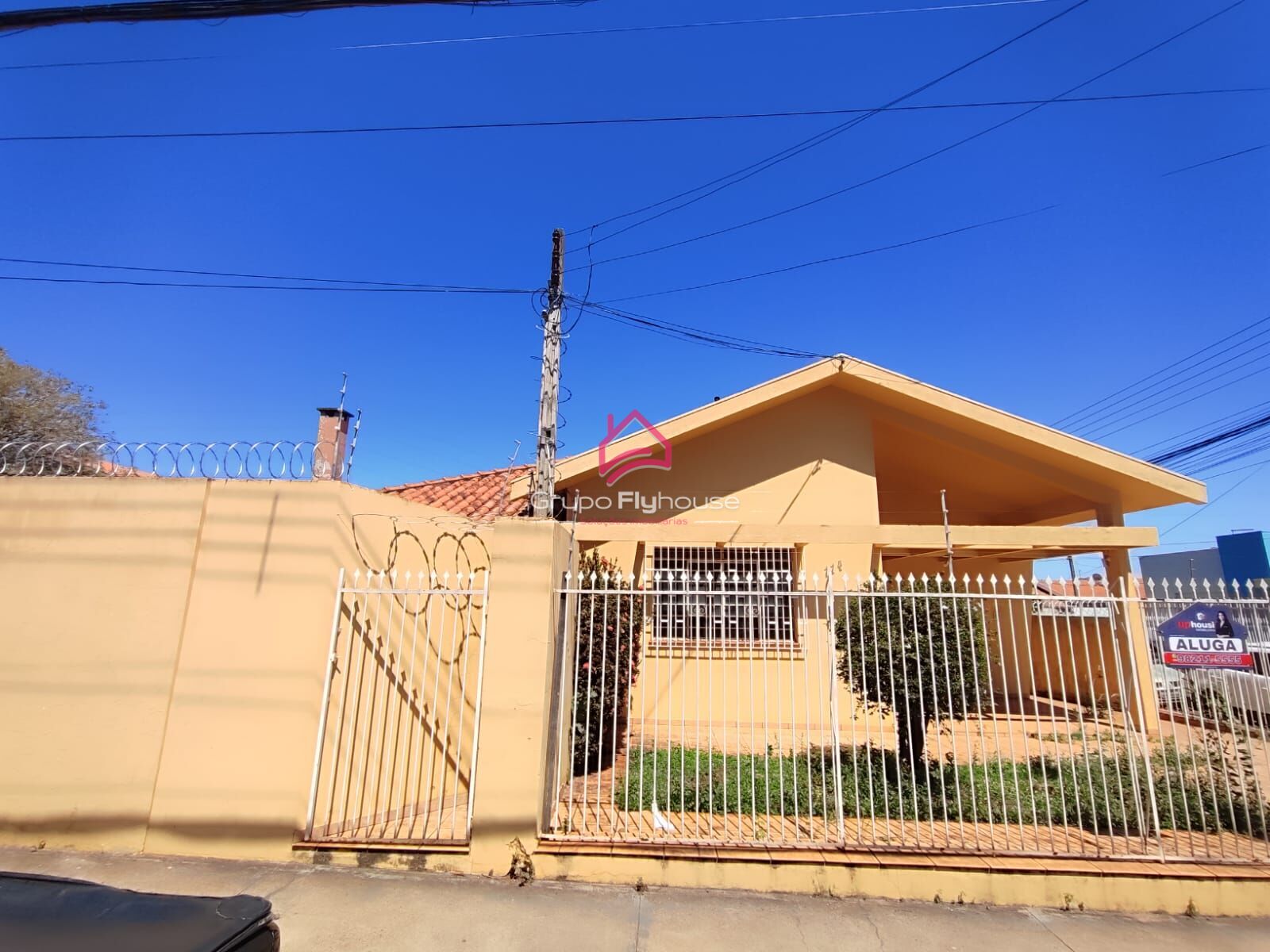 Casa para alugar com 4 quartos, 300m² - Foto 1