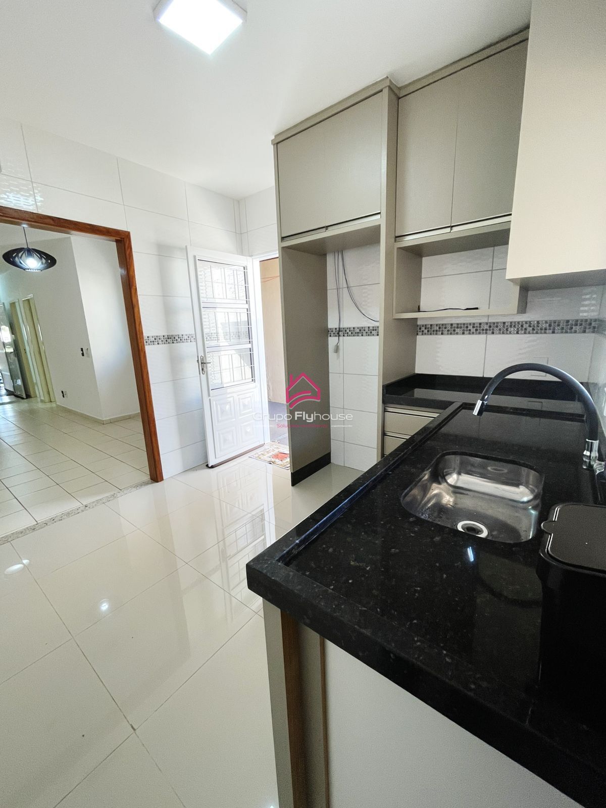 Casa à venda com 2 quartos, 50m² - Foto 2