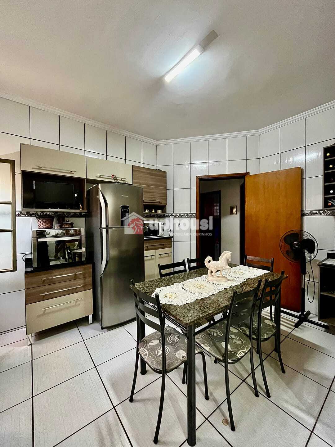 Casa à venda com 3 quartos, 250m² - Foto 1