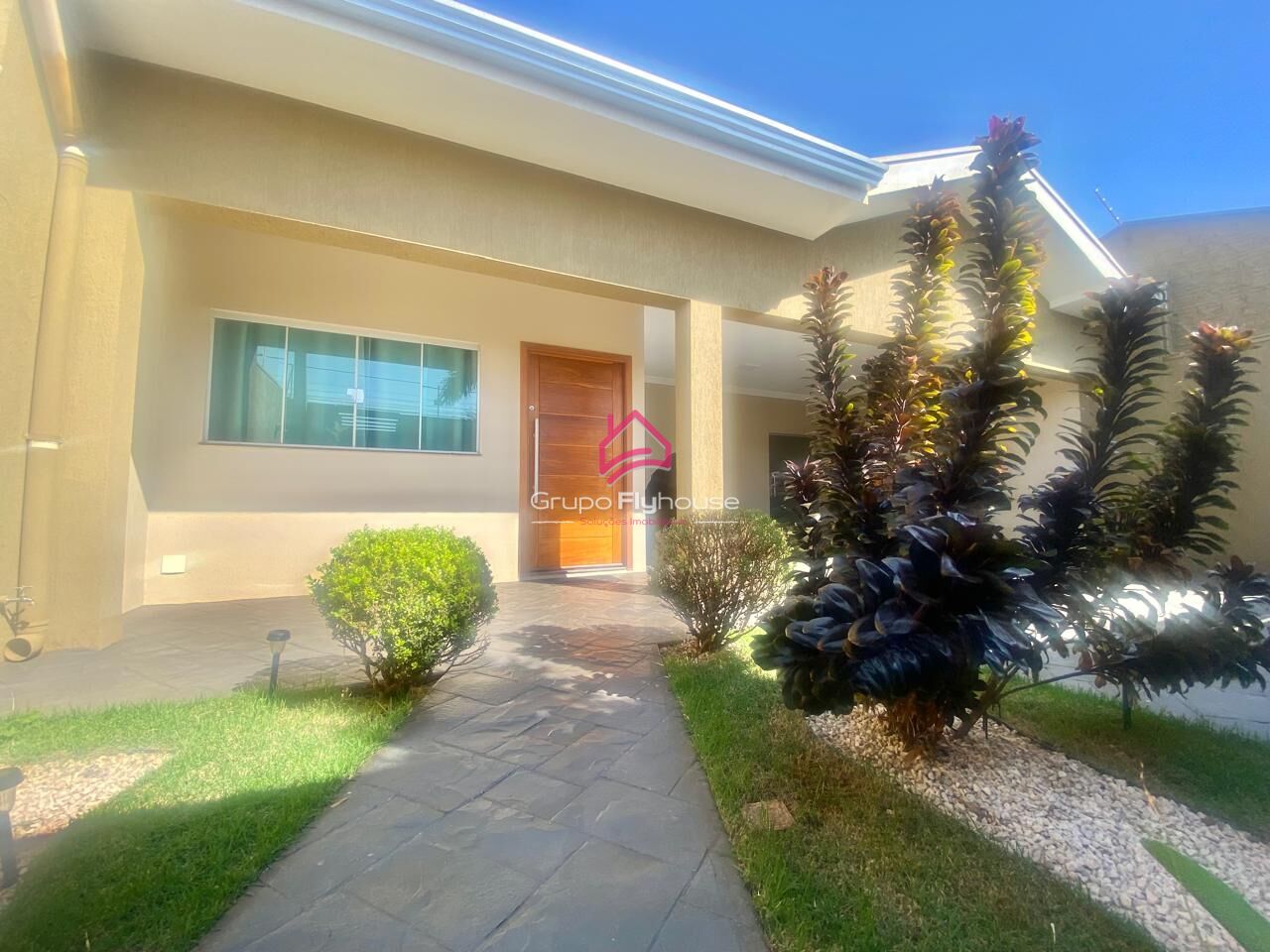 Casa à venda com 3 quartos, 141m² - Foto 1