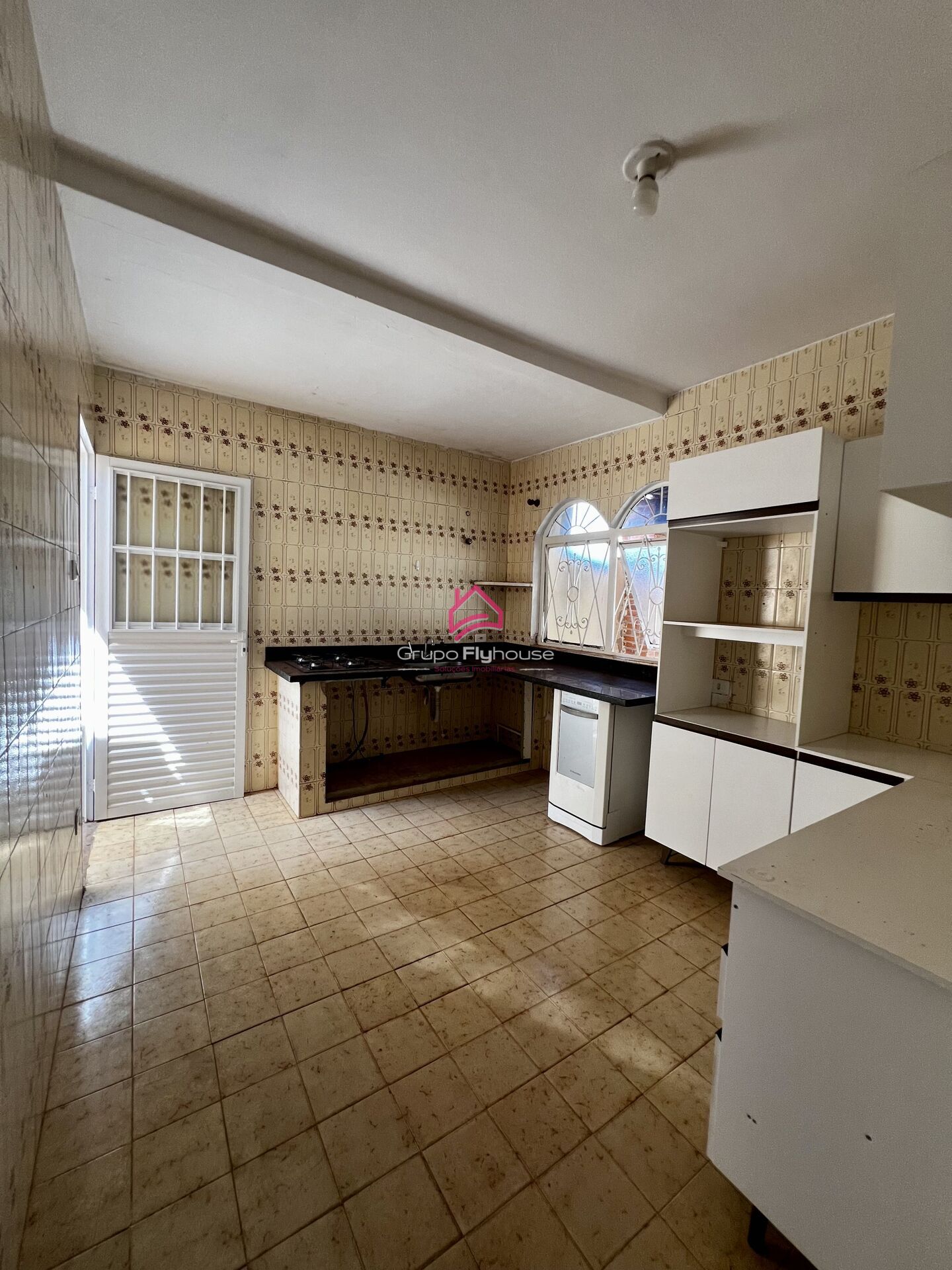 Casa à venda com 2 quartos, 70m² - Foto 1