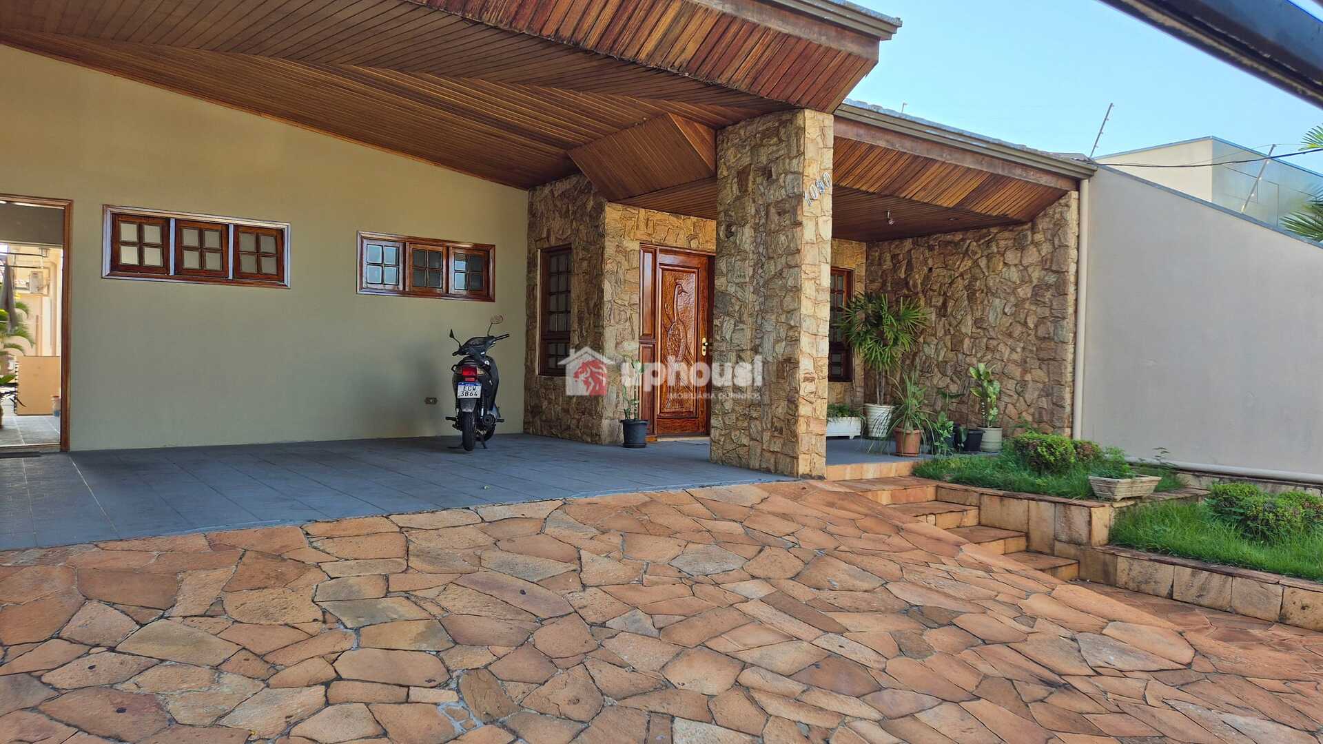 Casa à venda com 3 quartos, 240m² - Foto 1