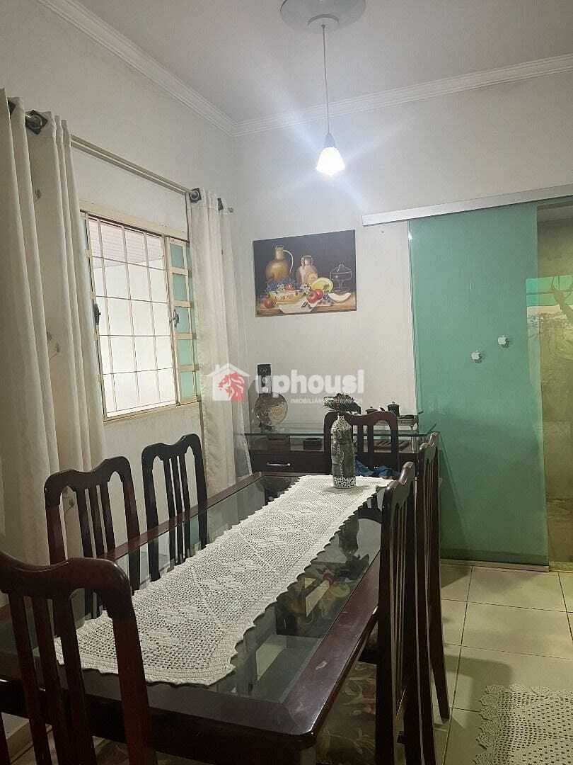 Casa à venda com 2 quartos, 250m² - Foto 1