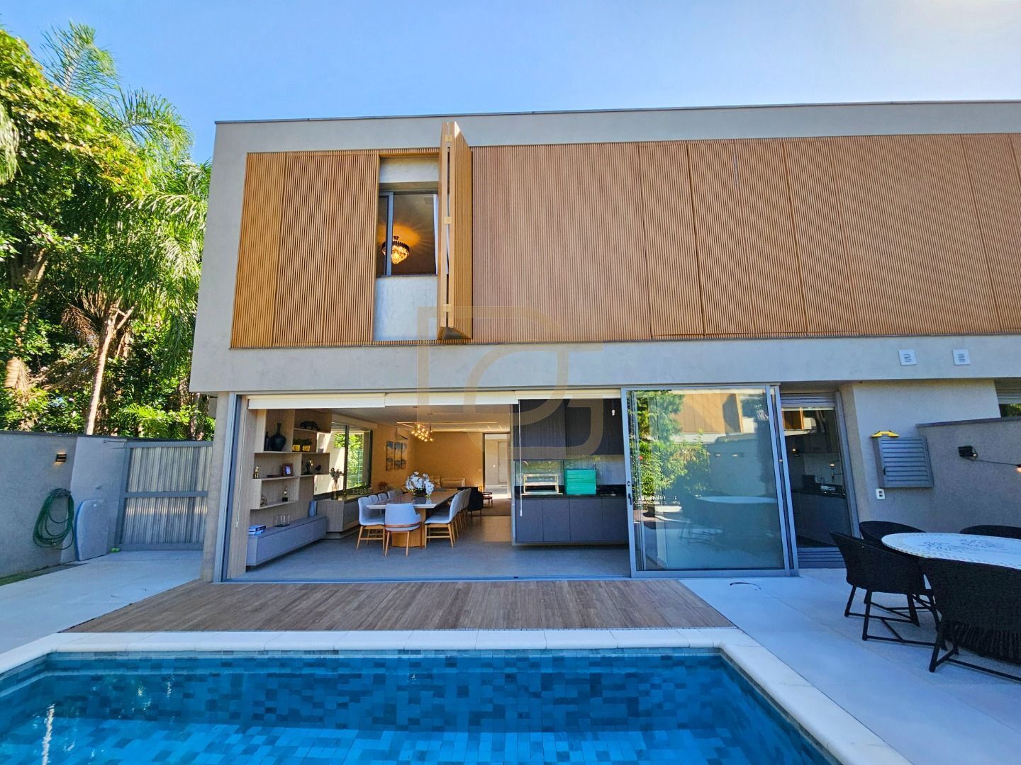 Casa à venda com 4 quartos, 413m² - Foto 1