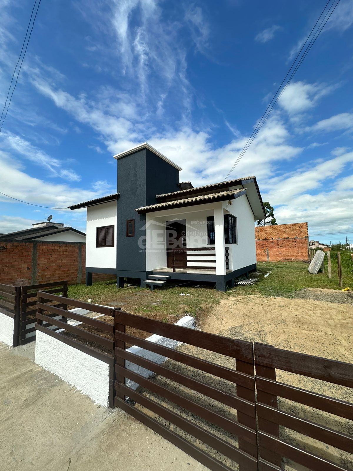Casa à venda com 2 quartos, 55m² - Foto 1