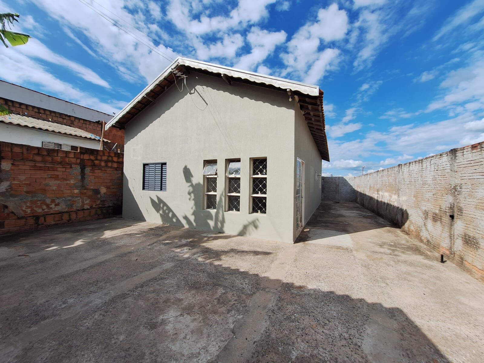 Casa à venda com 2 quartos, 75m² - Foto 1