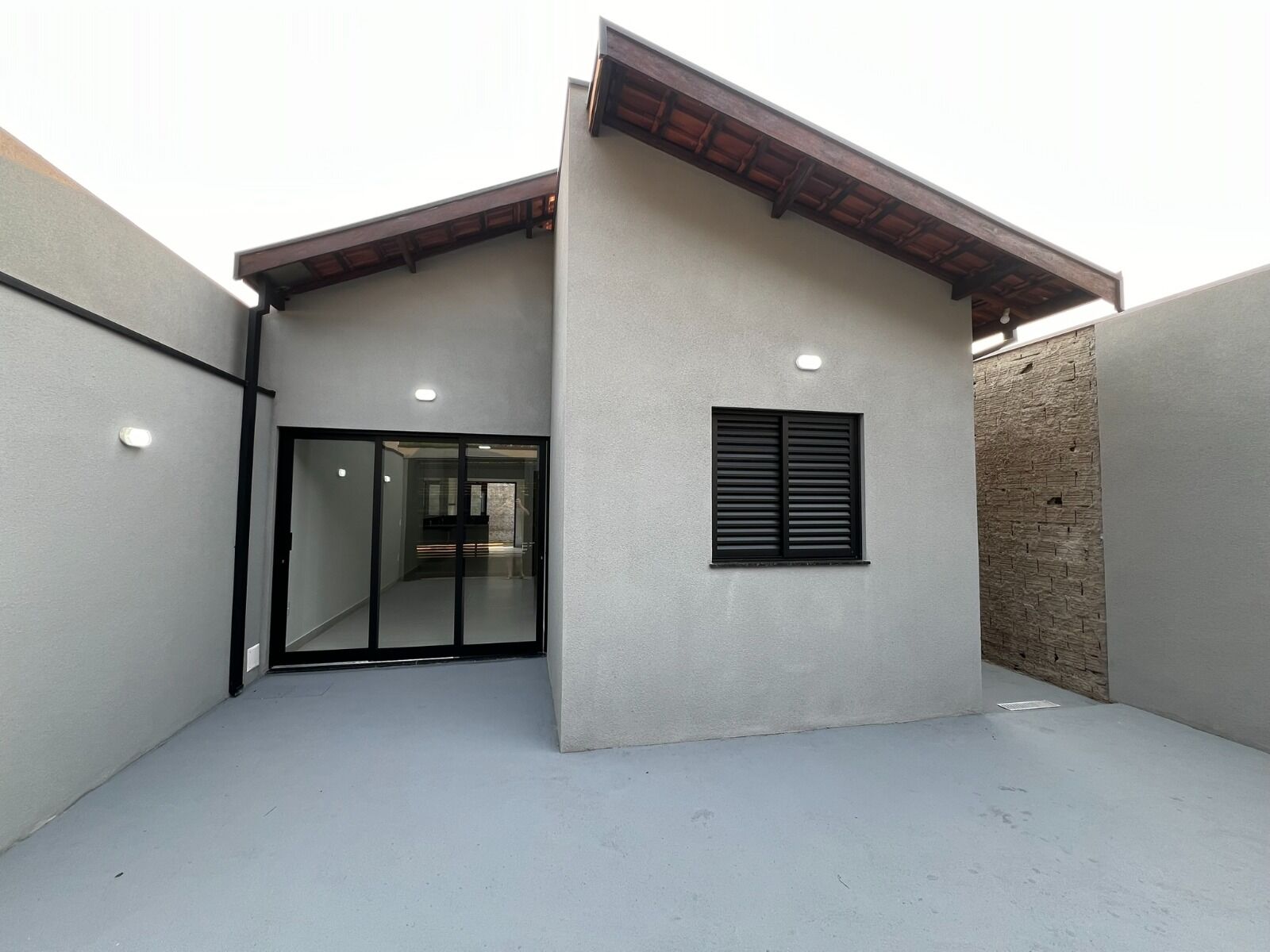 Casa à venda com 3 quartos, 82m² - Foto 1