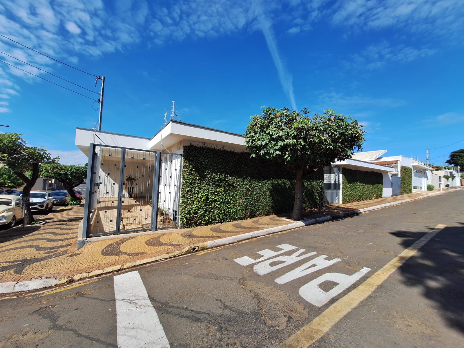 Casa à venda com 5 quartos, 198m² - Foto 1