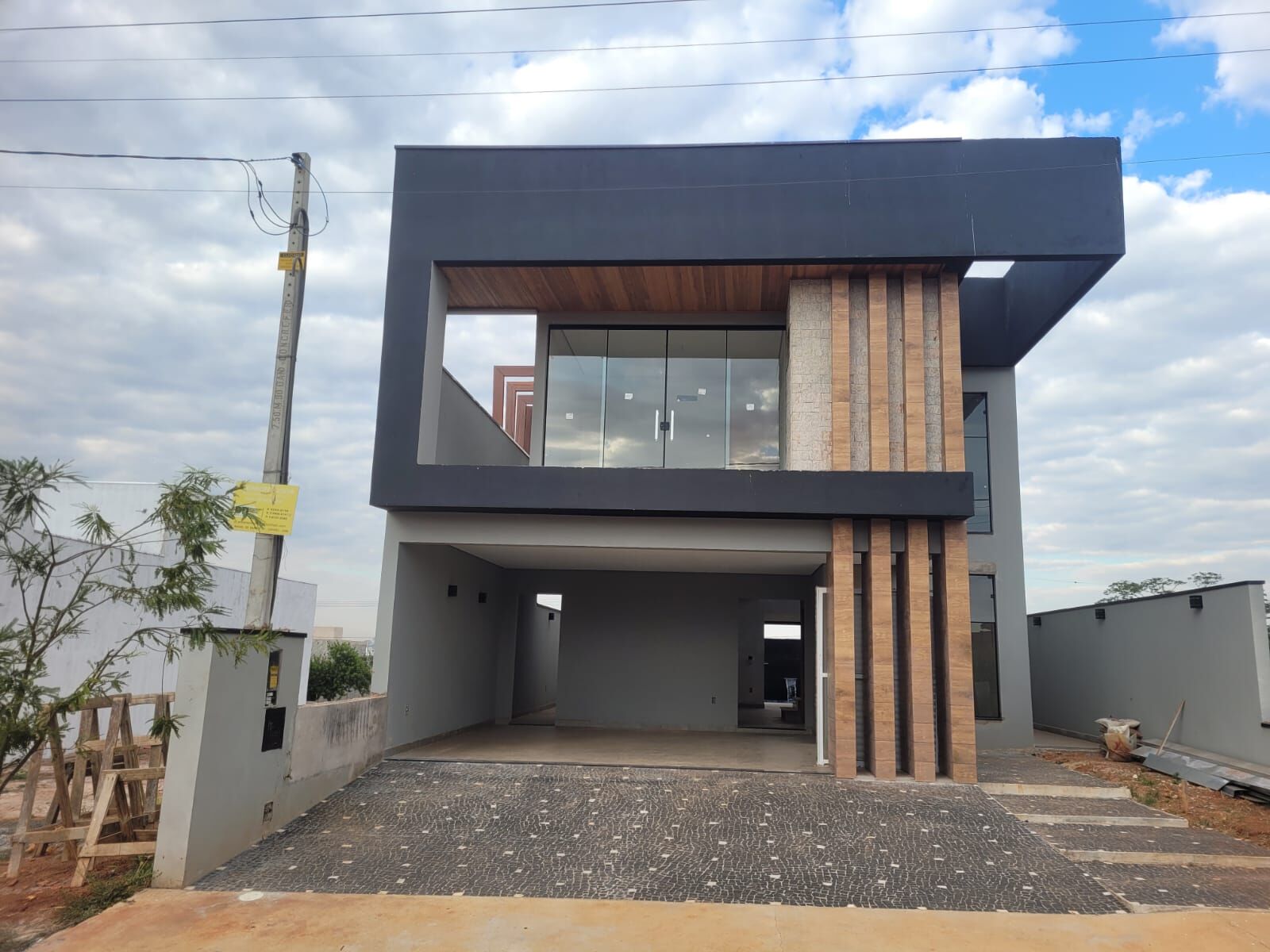 Casa à venda com 3 quartos, 228m² - Foto 1