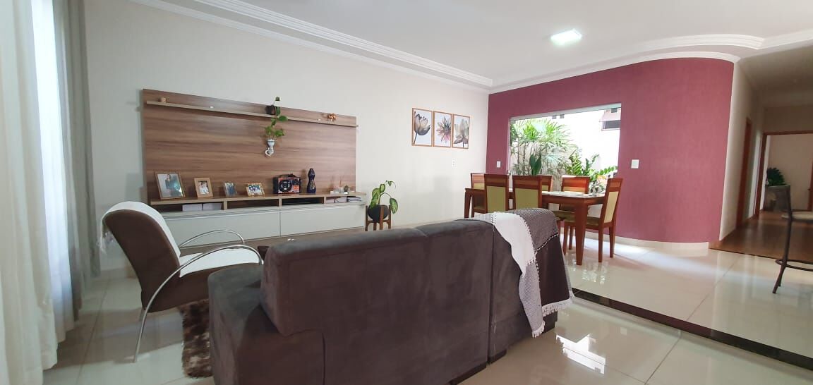 Casa à venda com 3 quartos, 136m² - Foto 1