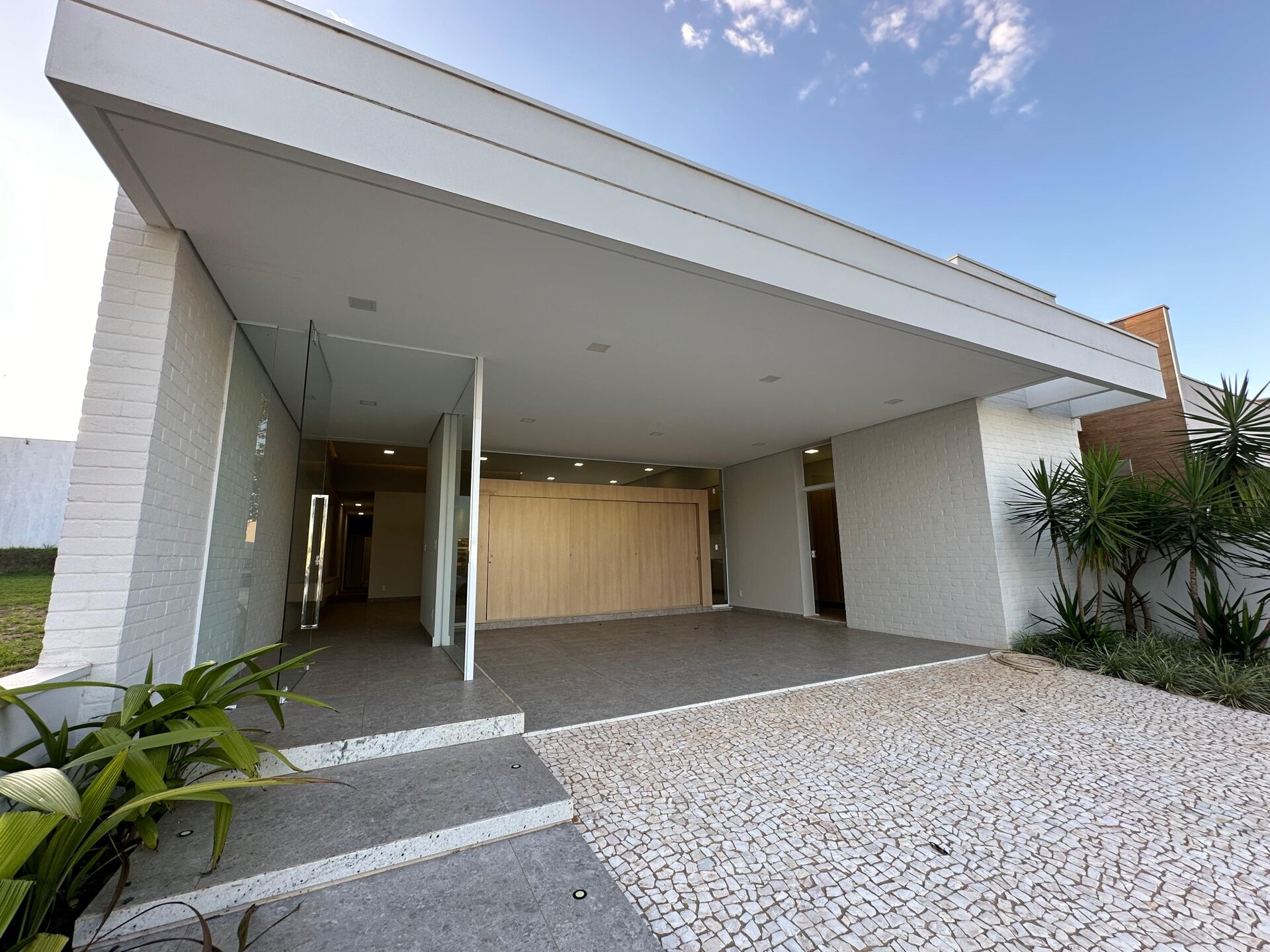 Casa à venda com 3 quartos, 211m² - Foto 2