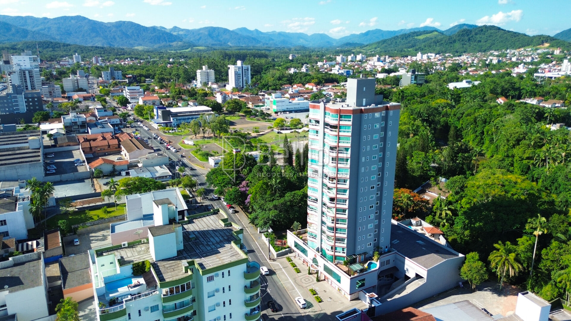 Apartamento mobiliado com 3 suítes no Centro de Timbó — foto 3