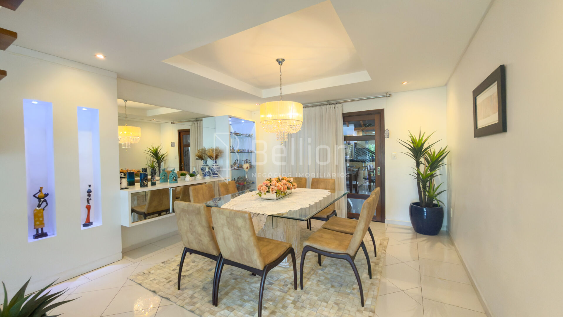 Uma casa que traduz alto padrão em cada detalhe. — foto 2