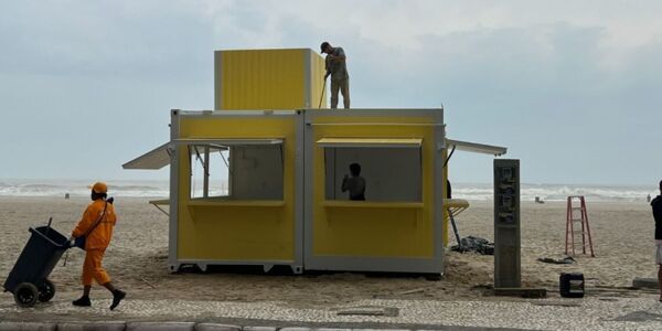 Quiosques provisórios começam a ser instalados na Praia Central de Balneário Camboriú - Outubro