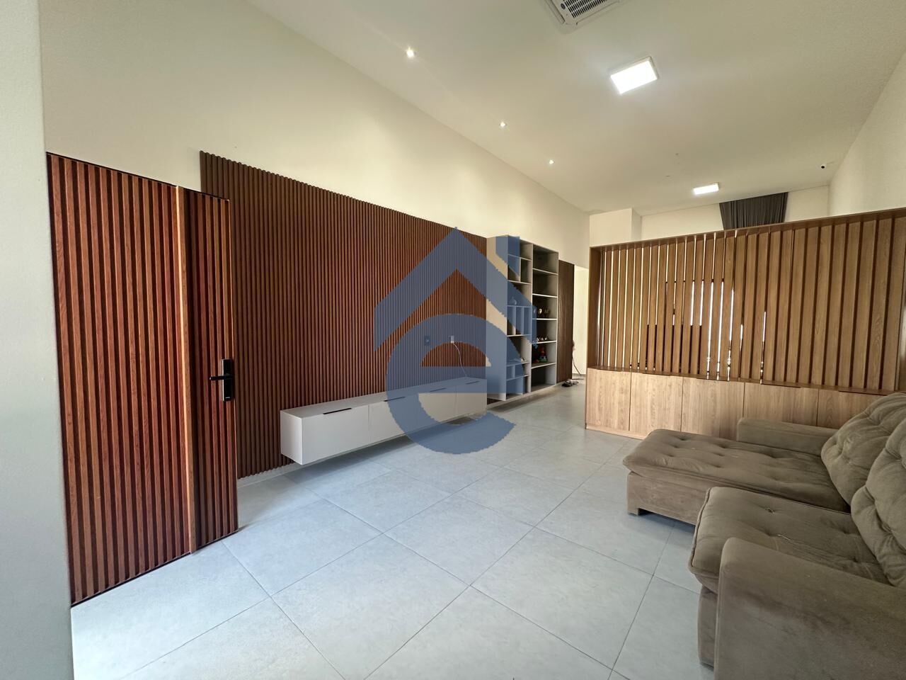 Casa à venda com 3 quartos, 173m² - Foto 1