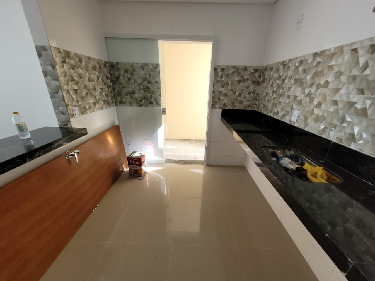 Casa à venda com 3 quartos, 90m² - Foto 1