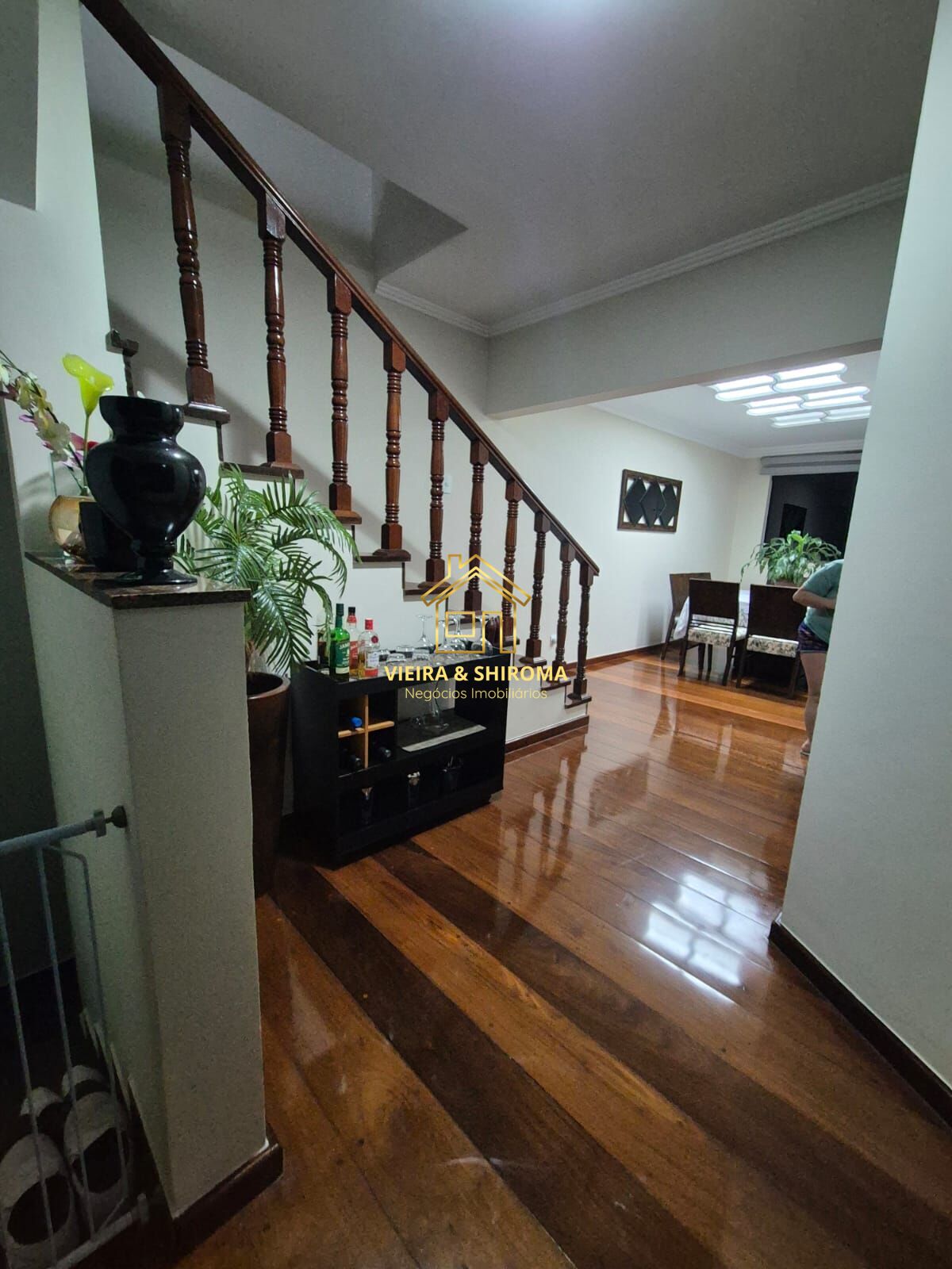 Casa à venda com 3 quartos, 227m² - Foto 1