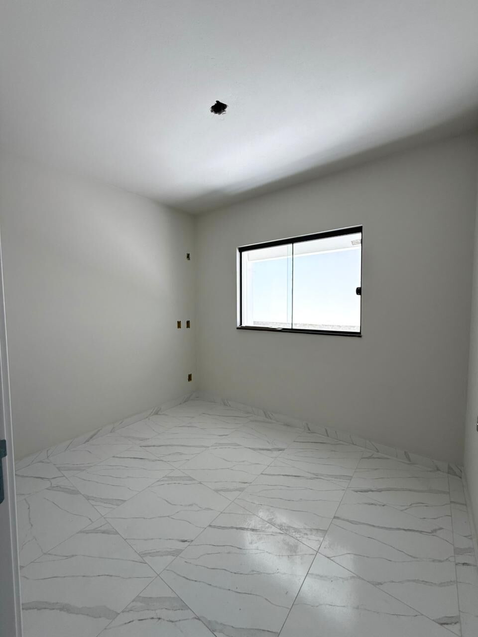 CASA COM PASSAGEM LATERAL POR 310 MIL — foto 5