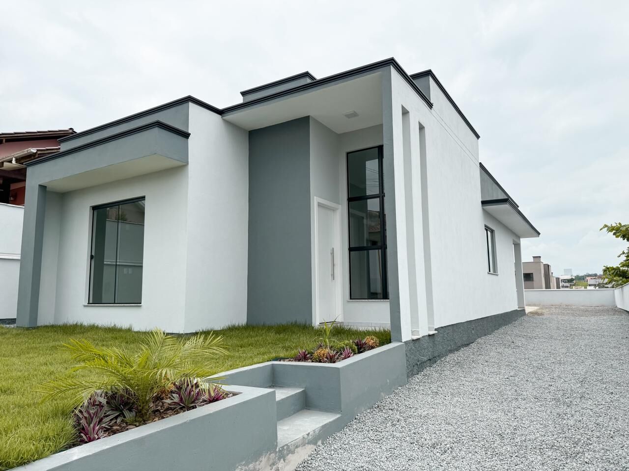 Casa com 3 dormitórios sendo uma suíte com closet - foto 1