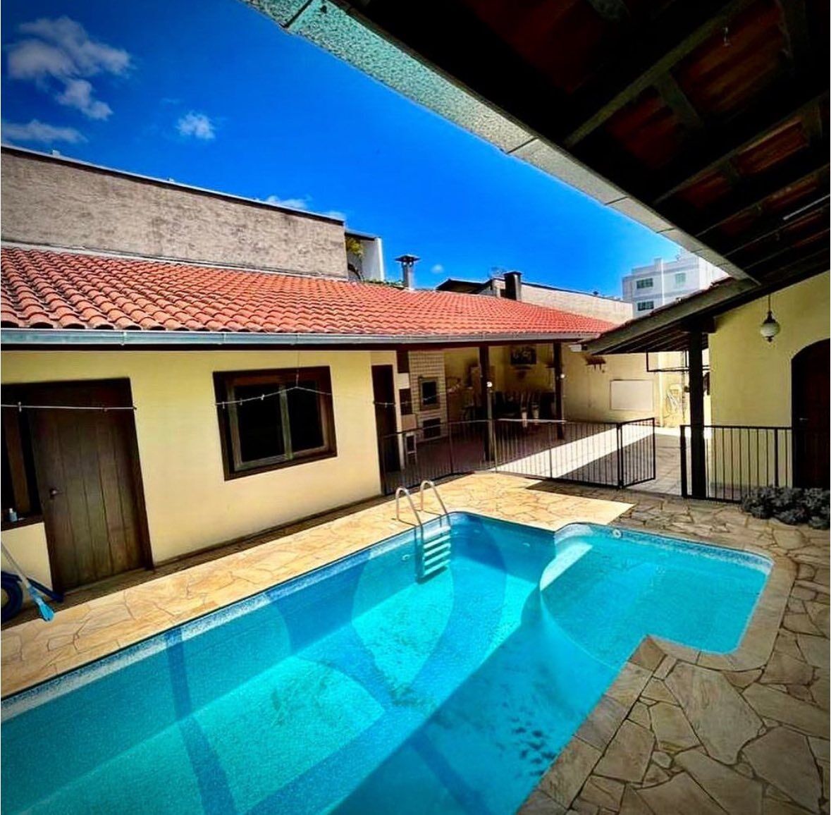 casa com piscina em Blumenau com 5 dormitorios, 196 metros de area construida e terreno com 377 metros - foto 1