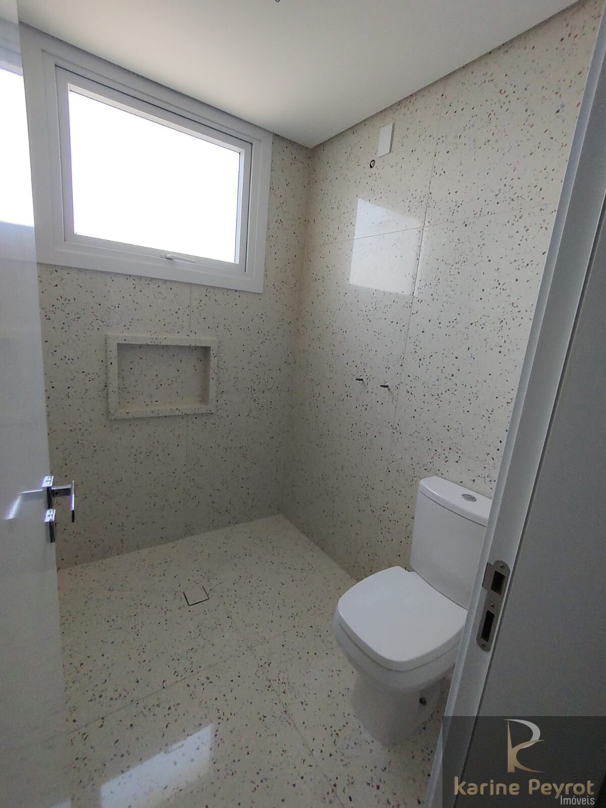 Apartamento à venda com 3 quartos, 185m² - Foto 2