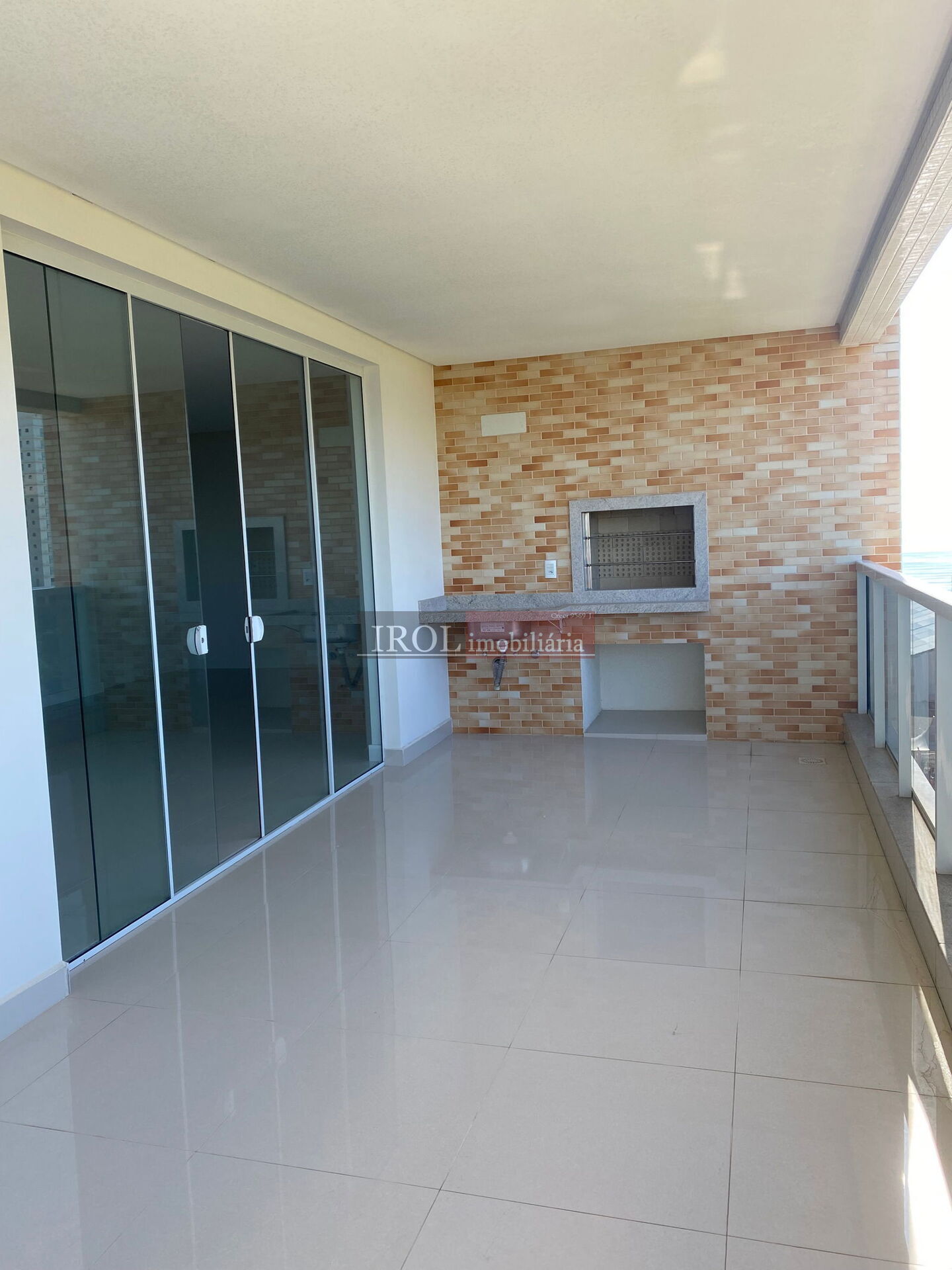 Apartamento à venda com 3 quartos, 142m² - Foto 2