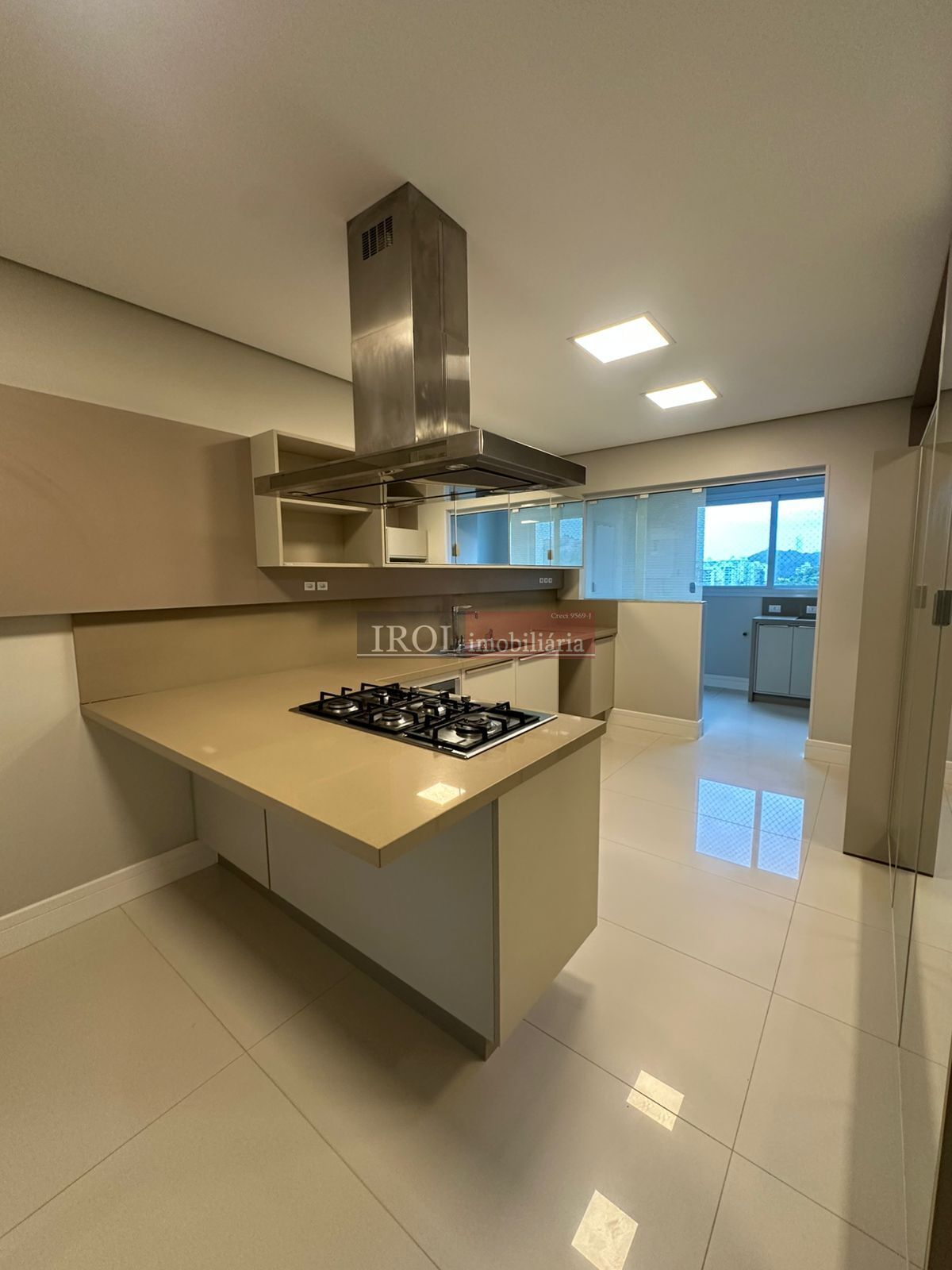 Apartamento à venda com 4 quartos, 206m² - Foto 8