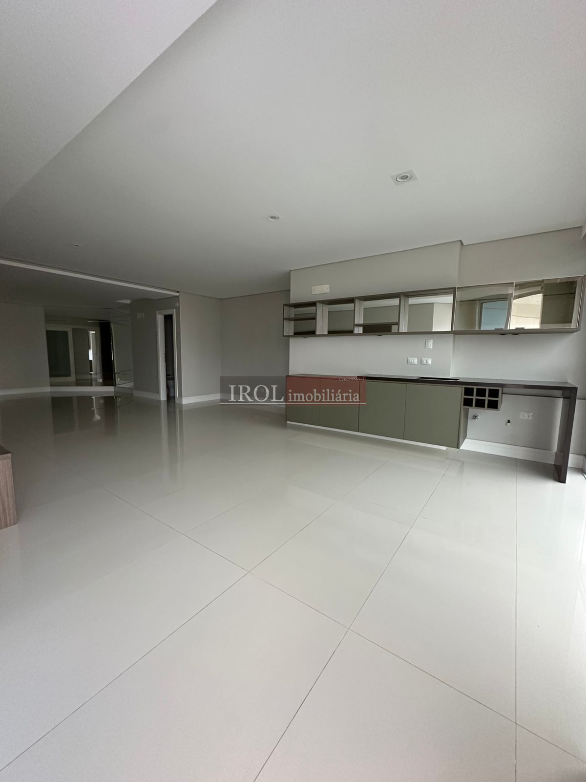 Apartamento à venda com 4 quartos, 206m² - Foto 3