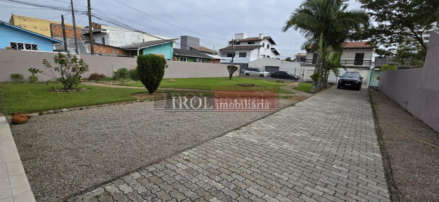 Casa à venda com 4 quartos, 220m² - Foto 2