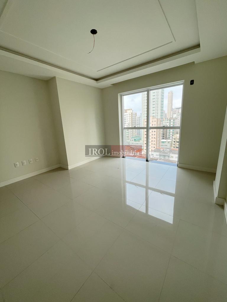 Apartamento à venda com 4 quartos, 180m² - Foto 2