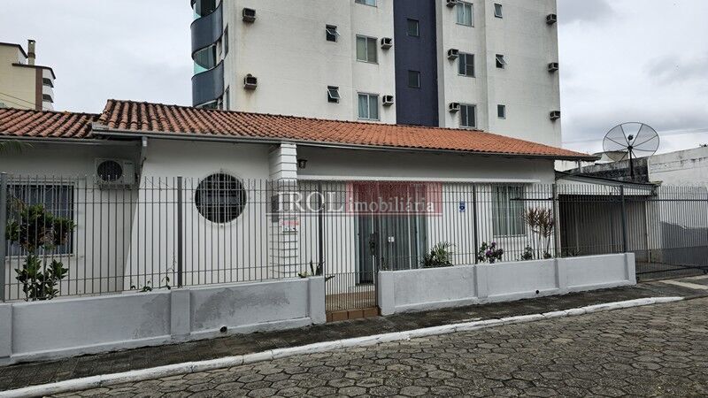 Casa à venda com 3 quartos, 180m² - Foto 2