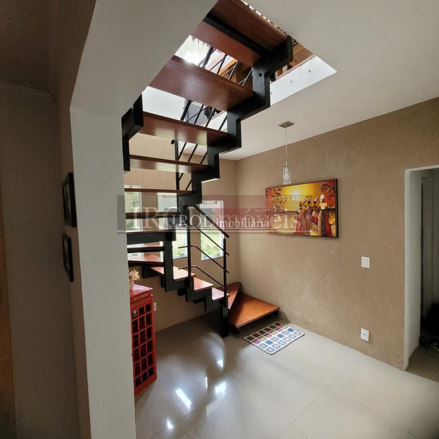 Sobrado à venda com 4 quartos, 260m² - Foto 1