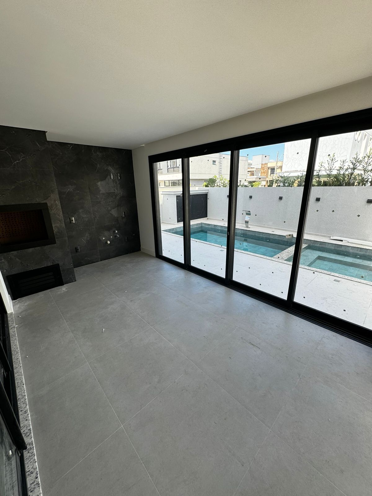 Casa à venda com 3 quartos, 251m² - Foto 1