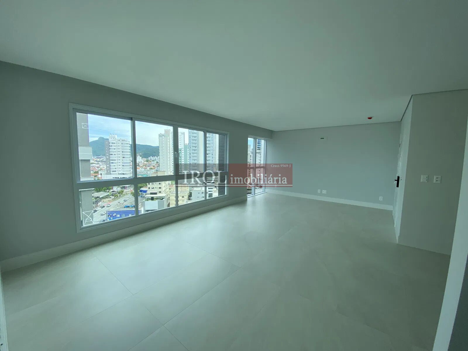 Apartamento à venda com 4 quartos, 132m² - Foto 2