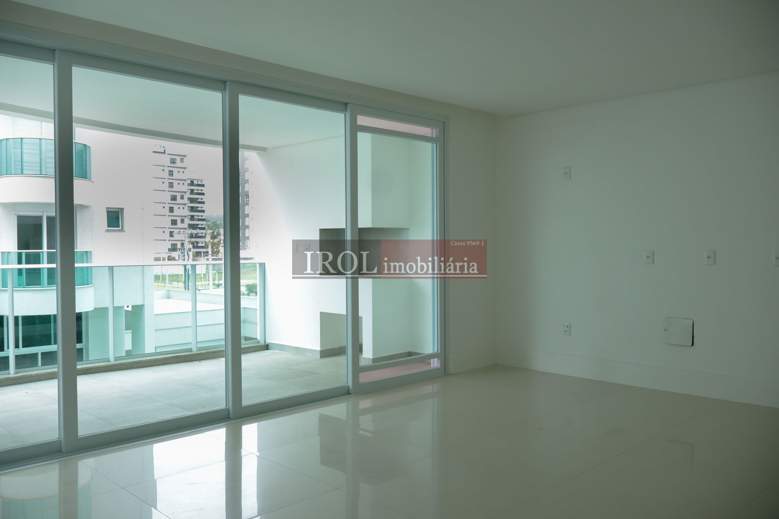 Apartamento à venda com 3 quartos, 242m² - Foto 9