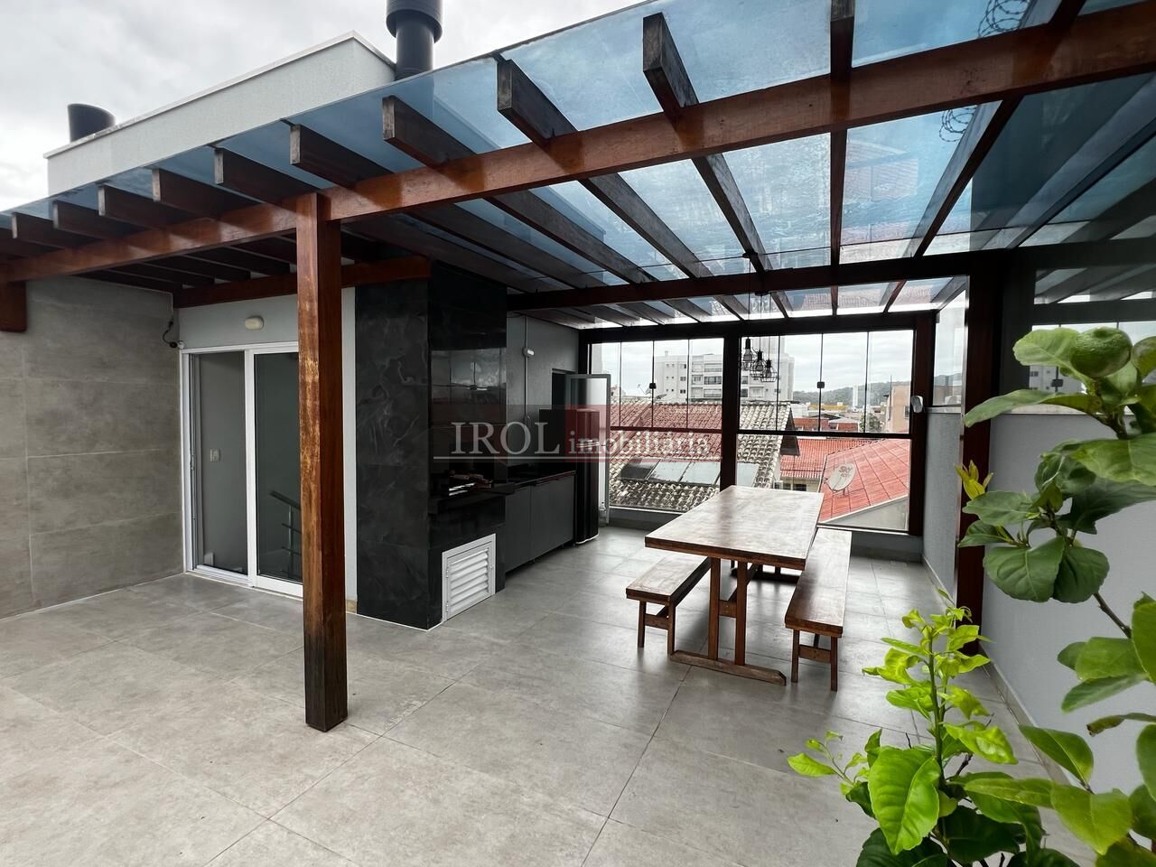 Casa à venda com 3 quartos, 211m² - Foto 1