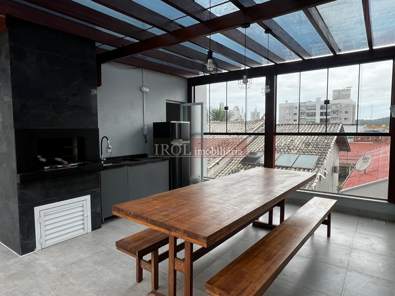 Casa à venda com 3 quartos, 211m² - Foto 2