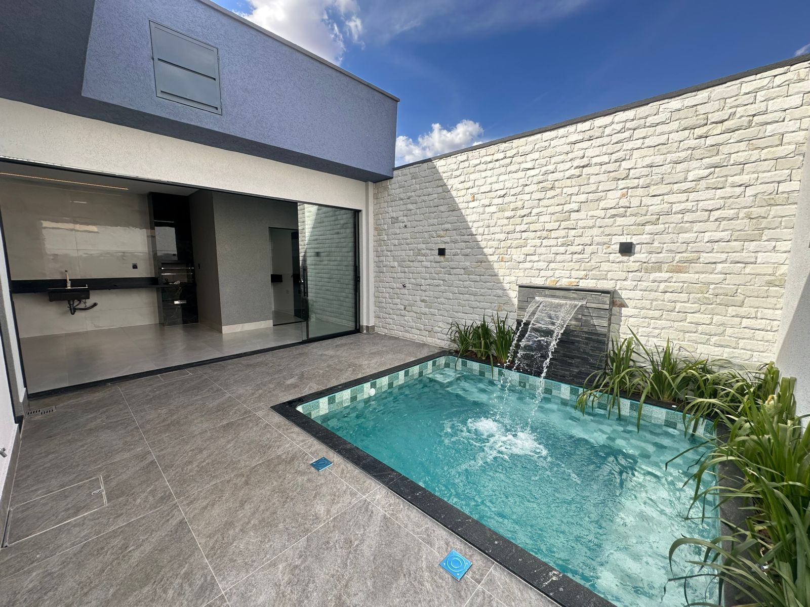 Casa à venda com 3 quartos, 150m² - Foto 1