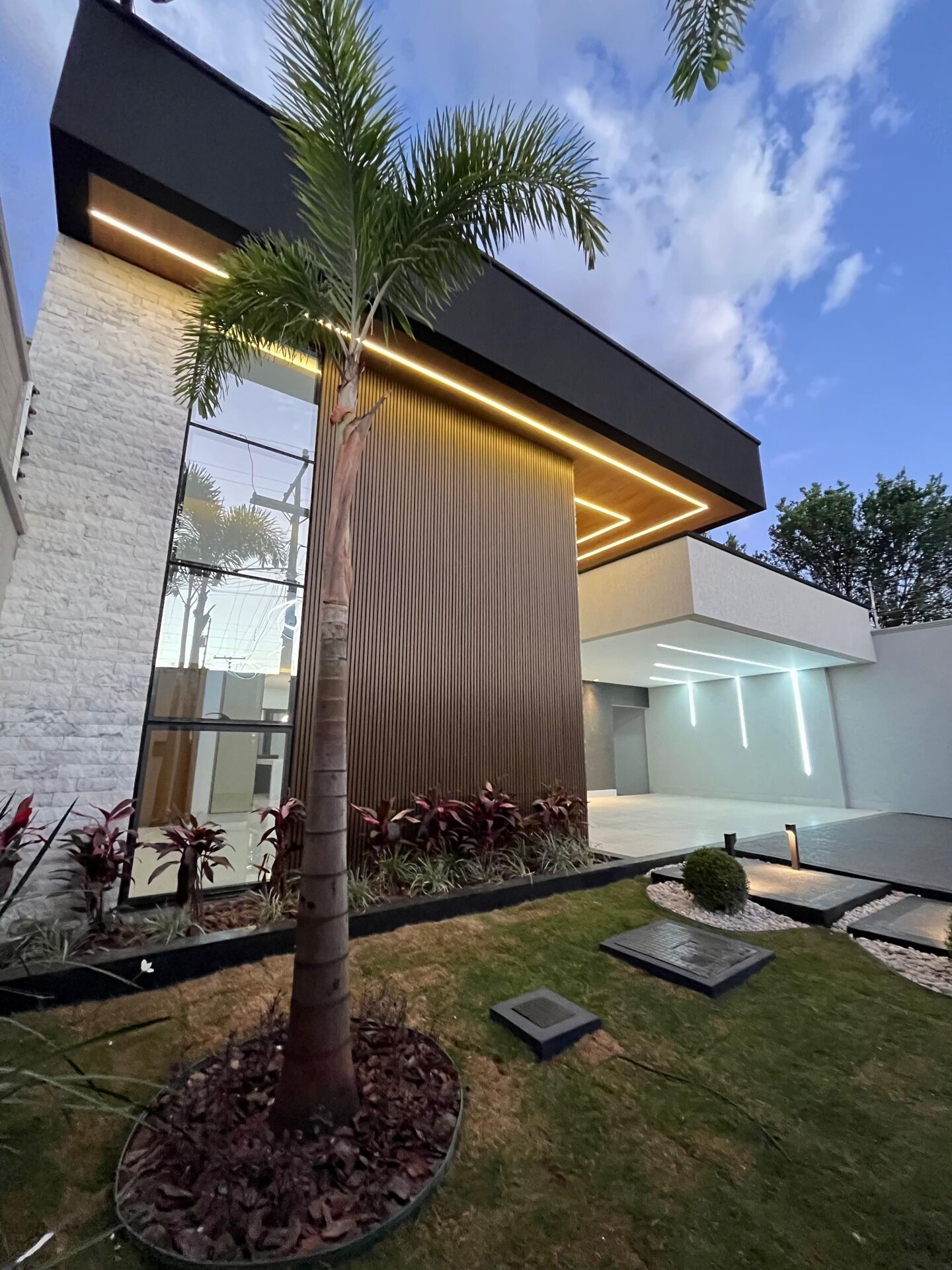 Casa à venda com 3 quartos, 192m² - Foto 1
