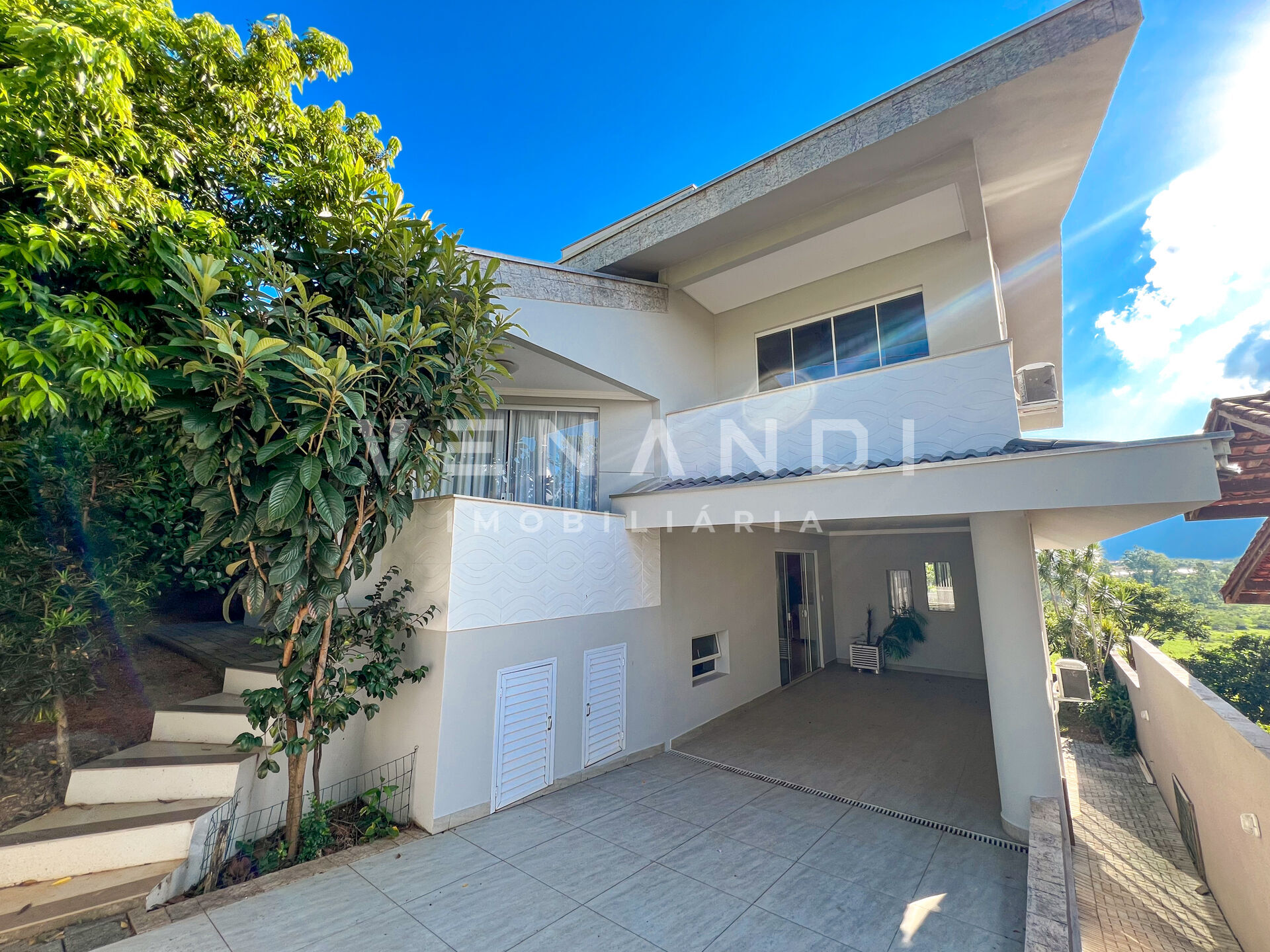 Casa de alto padrão semi mobiliada com lindo terreno nos fundos! — foto 4