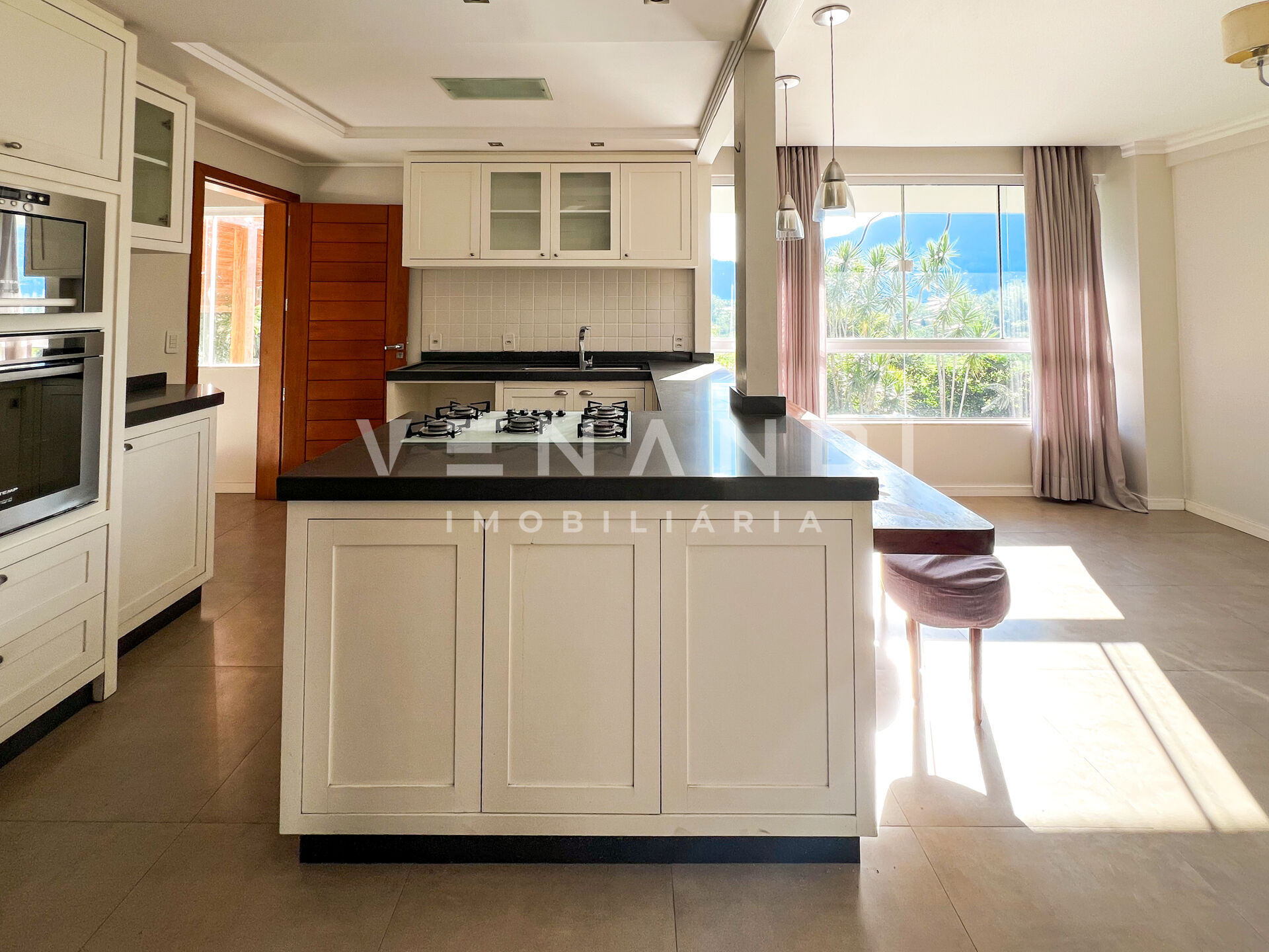 Casa de alto padrão semi mobiliada com lindo terreno nos fundos! — foto 7