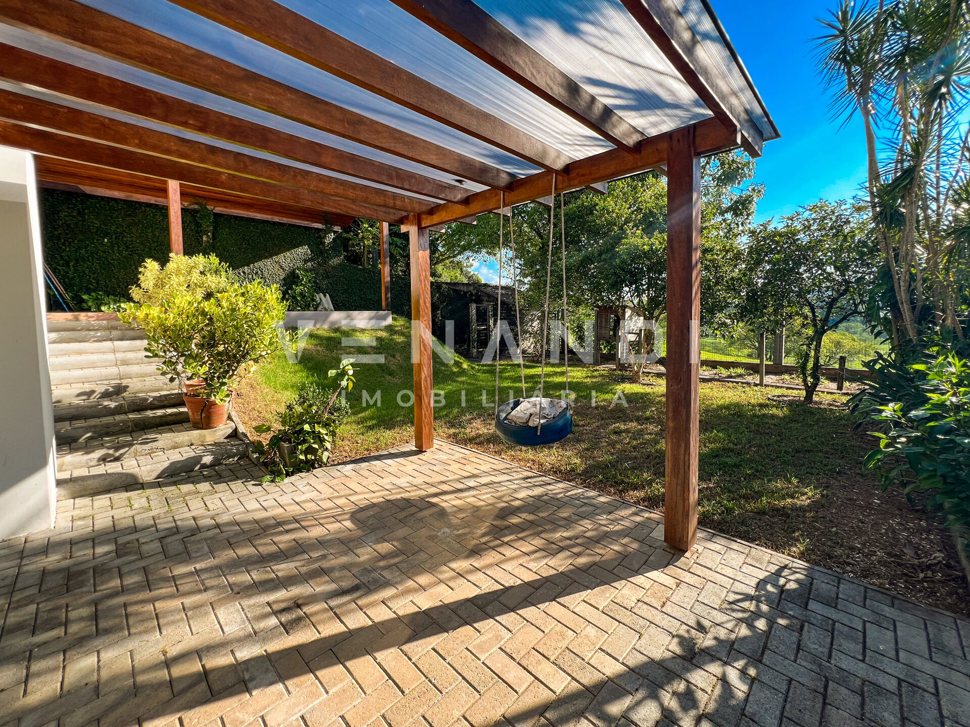Casa de alto padrão semi mobiliada com lindo terreno nos fundos! — foto 3