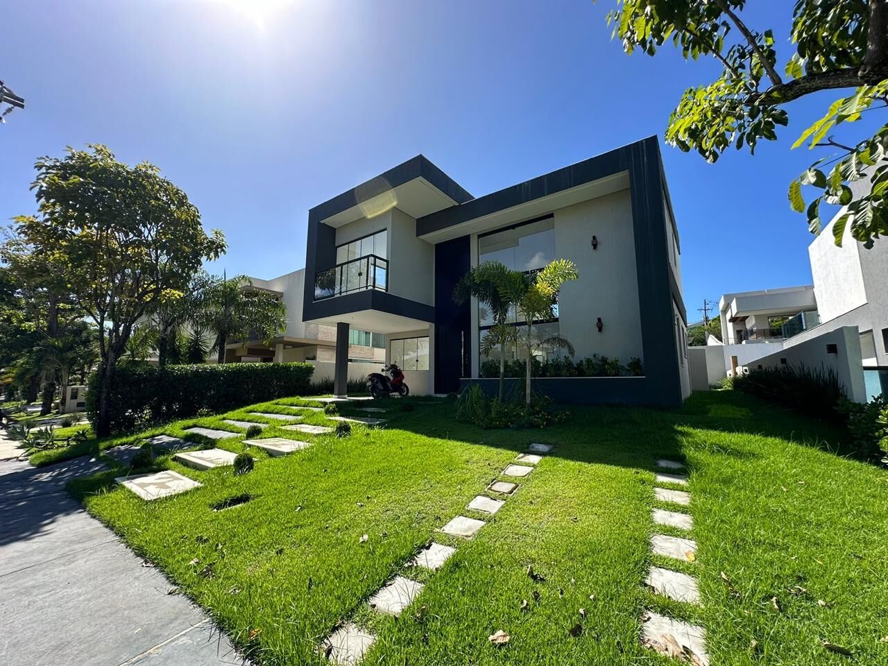 Casa à venda com 4 quartos, 345m² - Foto 1