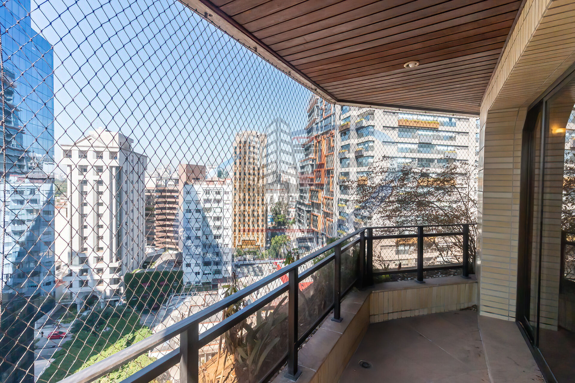 Apartamento para alugar com 3 quartos, 240m² - Foto 2