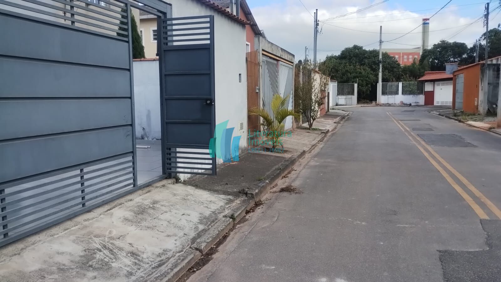 Casa para alugar com 2 quartos, 180m² - Foto 1
