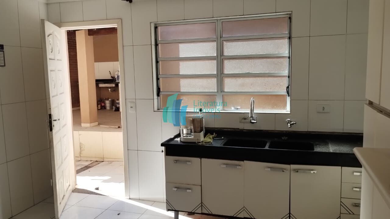 Casa para alugar com 3 quartos, 250m² - Foto 12