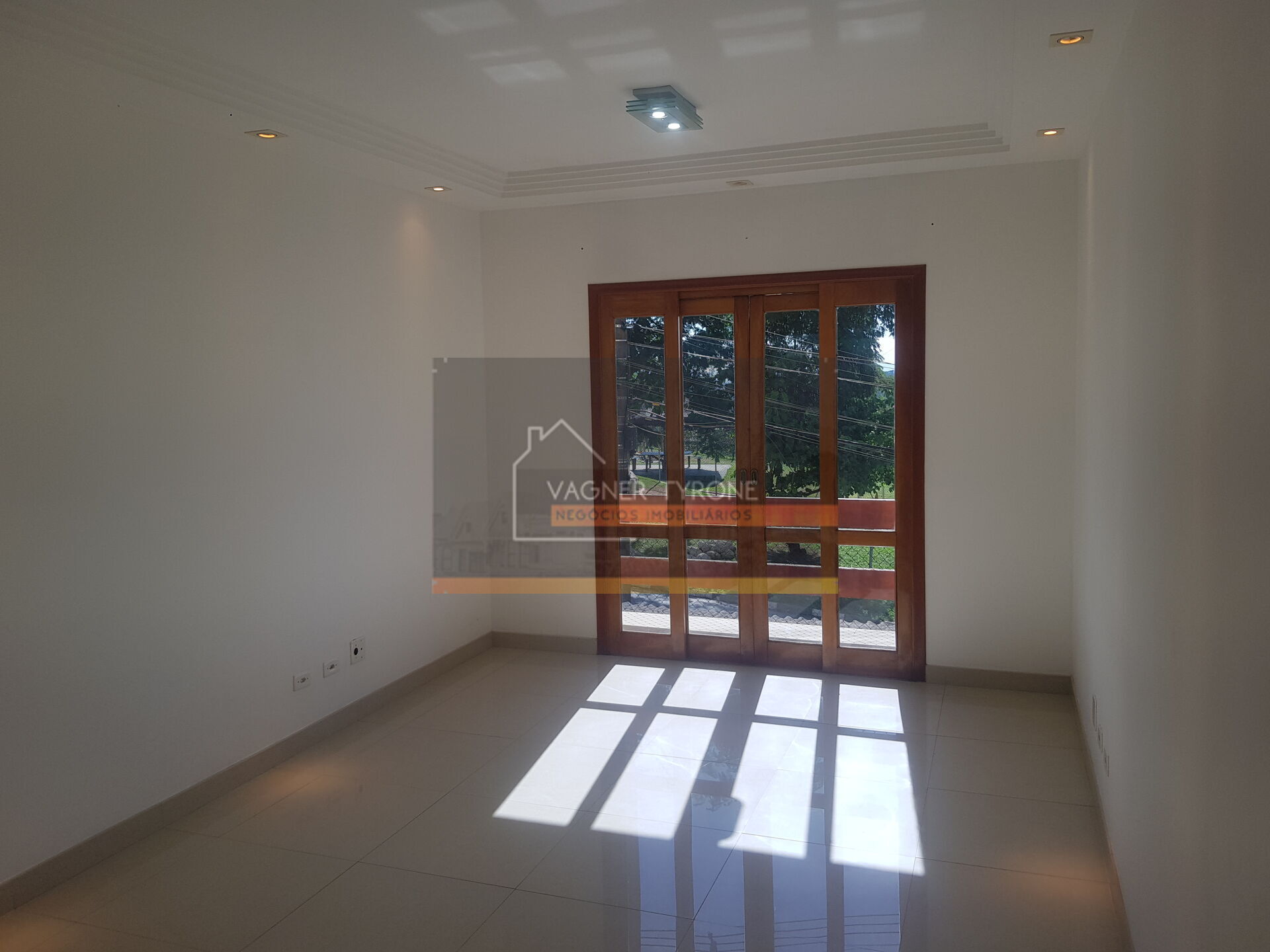 Casa à venda com 3 quartos, 180m² - Foto 1