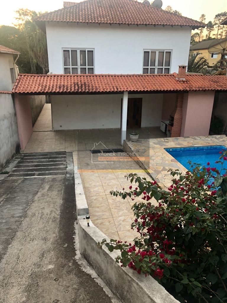 Casa para alugar com 4 quartos, 230m² - Foto 2