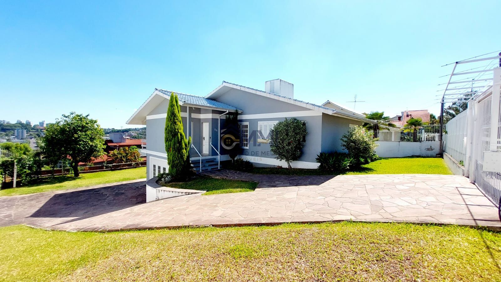 Casa à venda com 3 quartos, 191m² - Foto 1